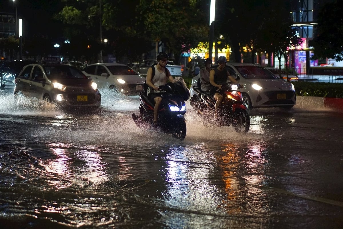 Nhiều điểm, tuyến phố nội thành Hà Nội có khả năng bị ngập úng do mưa lớn tối 10/5. Ảnh: Trung Nguyên. Nhiều điểm, tuyến phố nội thành Hà Nội có khả năng bị ngập úng do mưa lớn tối 10/5. Ảnh: Trung Nguyên.
