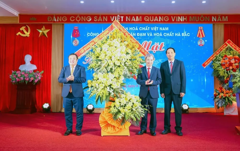 Ông Phùng Quang Hiệp, Chủ tịch Hội đồng thành viên, tặng hoa và biểu dương những thành quả mà Đạm Hà Bắc đã đạt được trong 65 năm qua. Ảnh: ĐHB. Ông Phùng Quang Hiệp, Chủ tịch Hội đồng thành viên, tặng hoa và biểu dương những thành quả mà Đạm Hà Bắc đã đạt được trong 65 năm qua. Ảnh: ĐHB.