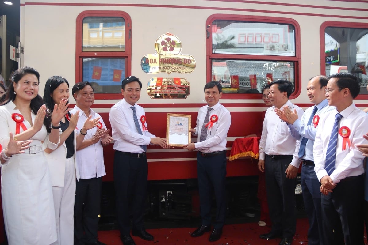 Đây lần đầu tiên ngành đường sắt đưa vào vận hành toa xe VIP 34 chỗ ngồi, với nội thất theo phong cách Đông Dương. Ảnh: Đinh Mười. Đây lần đầu tiên ngành đường sắt đưa vào vận hành toa xe VIP 34 chỗ ngồi, với nội thất theo phong cách Đông Dương. Ảnh: Đinh Mười.