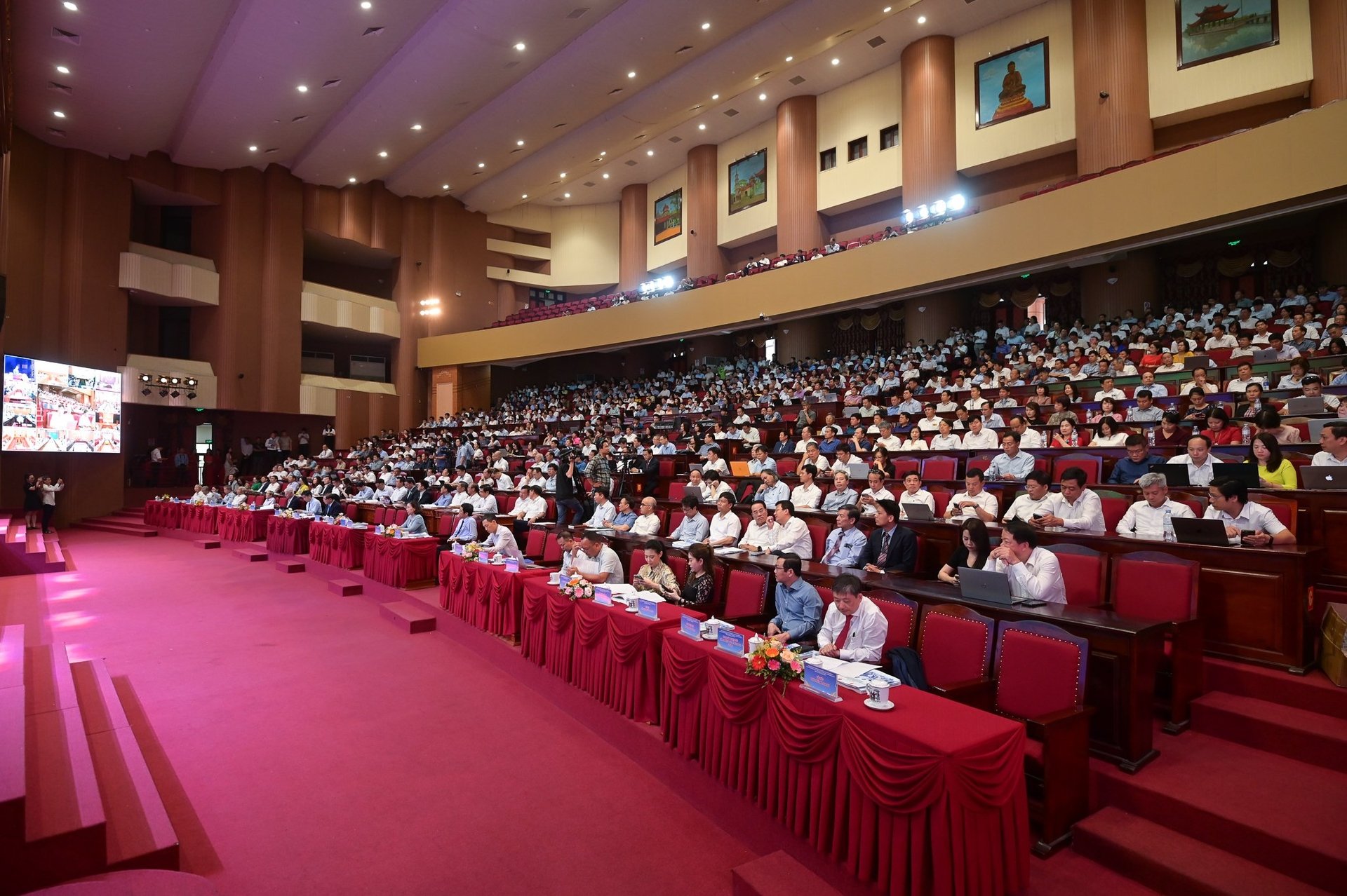 Hội trường Trung tâm Văn hóa Kinh Bắc (TP. Bắc Ninh), sáng 10/5. Hội trường Trung tâm Văn hóa Kinh Bắc (TP. Bắc Ninh), sáng 10/5.