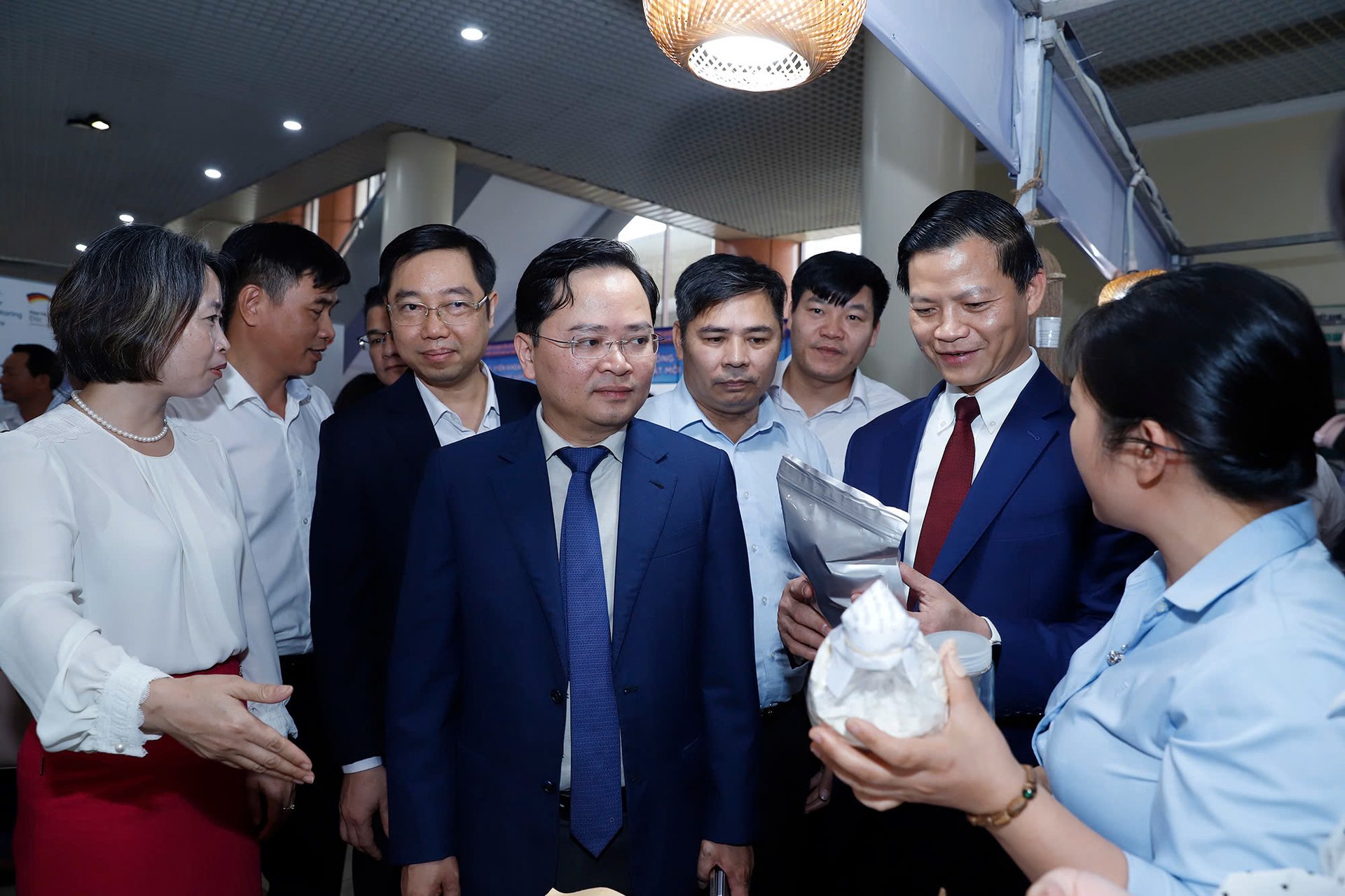 Bí thư Tỉnh ủy Bắc Ninh Nguyễn Anh Tuấn, Chủ tịch UBND tỉnh Bắc Ninh Vương Quốc Tuấn nghe giới thiệu các sản phẩm nông sản chất lượng cao được ứng dụng khoa học công nghệ vào sản xuất.