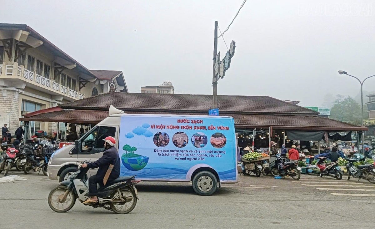 Trung tâm Khuyến nông và Nước sạch nông thôn tỉnh Lào Cai tuyên truyền tầm quan trọng của nước. Ảnh: BH. Trung tâm Khuyến nông và Nước sạch nông thôn tỉnh Lào Cai tuyên truyền tầm quan trọng của nước. Ảnh: BH.