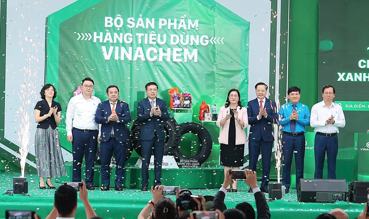 Sự kiện này đánh dấu một bước tiến quan trọng trong chiến lược chuyển đổi số toàn diện của Vinachem, mở ra kênh tiếp cận thị trường trực tuyến tiện lợi và tin cậy. Ảnh: Trung Dũng. Sự kiện này đánh dấu một bước tiến quan trọng trong chiến lược chuyển đổi số toàn diện của Vinachem, mở ra kênh tiếp cận thị trường trực tuyến tiện lợi và tin cậy. Ảnh: Trung Dũng.