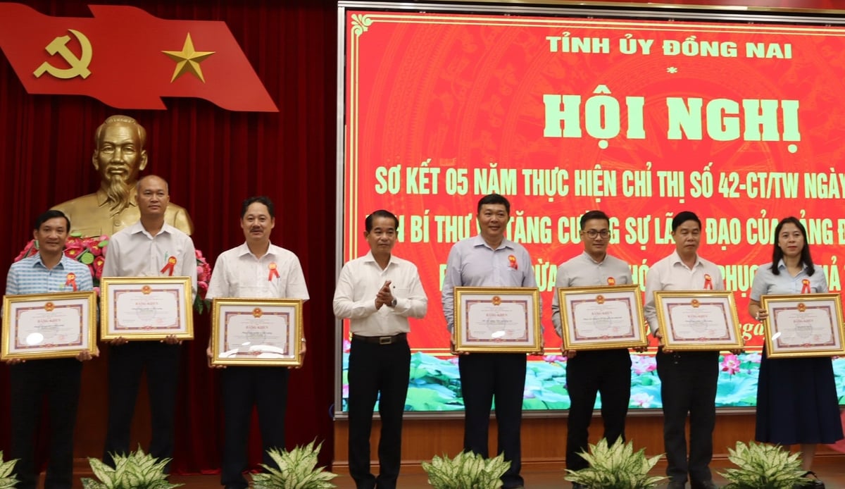 7 tập thể có thành tích xuất sắc trong 5 năm thực hiện Chỉ thị số 42-CT/TW đón nhận Bằng khen của UBND tỉnh Đồng Nai. Ảnh: Tường Tú. 7 tập thể có thành tích xuất sắc trong 5 năm thực hiện Chỉ thị số 42-CT/TW đón nhận Bằng khen của UBND tỉnh Đồng Nai. Ảnh: Tường Tú.