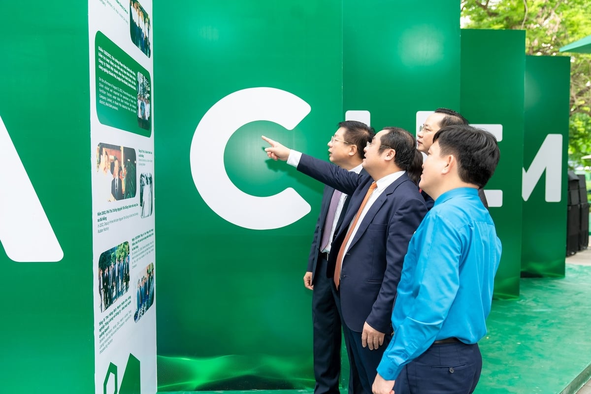Triển lãm ảnh 'Chủ tịch Hồ Chí Minh và Ngành Hóa chất – Ký ức và niềm tin' đặt ngay tại trung tâm sự kiện. Ảnh: BTC. Triển lãm ảnh 'Chủ tịch Hồ Chí Minh và Ngành Hóa chất – Ký ức và niềm tin' đặt ngay tại trung tâm sự kiện. Ảnh: BTC.