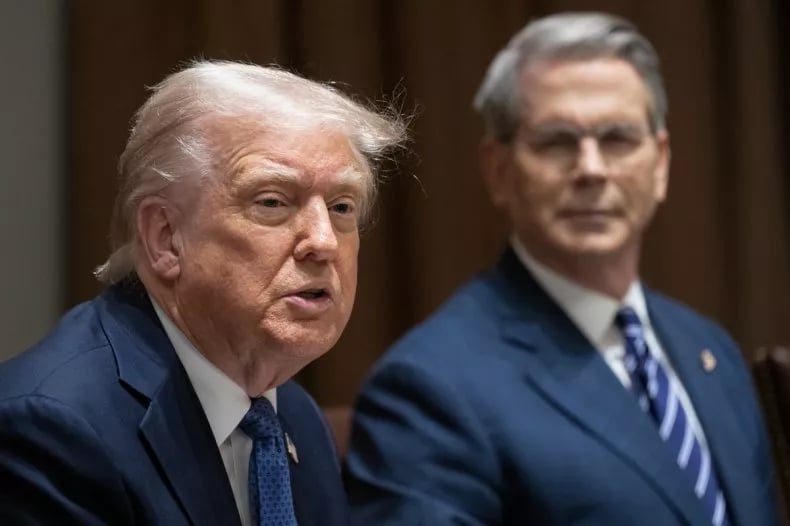 Tổng thống Mỹ Donald Trump và Bộ trưởng Tài chính Scott Bessent. Ảnh: Getty Images. Tổng thống Mỹ Donald Trump và Bộ trưởng Tài chính Scott Bessent. Ảnh: Getty Images.