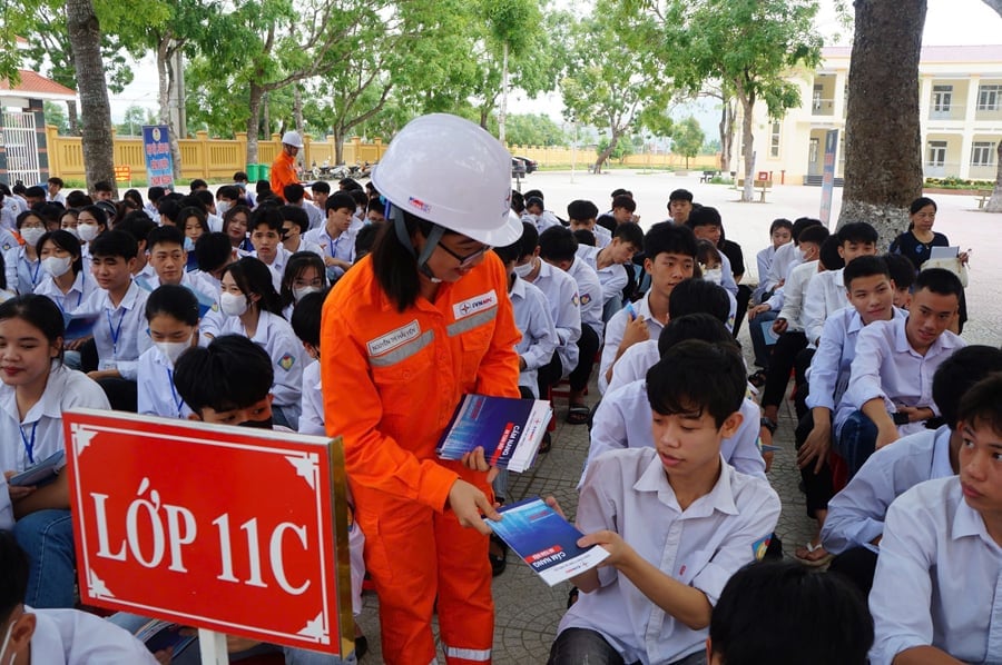 Tuyên truyền sử dụng điện an toàn tiết kiệm tại các trường học. Ảnh: EVNNPC. Tuyên truyền sử dụng điện an toàn tiết kiệm tại các trường học. Ảnh: EVNNPC.