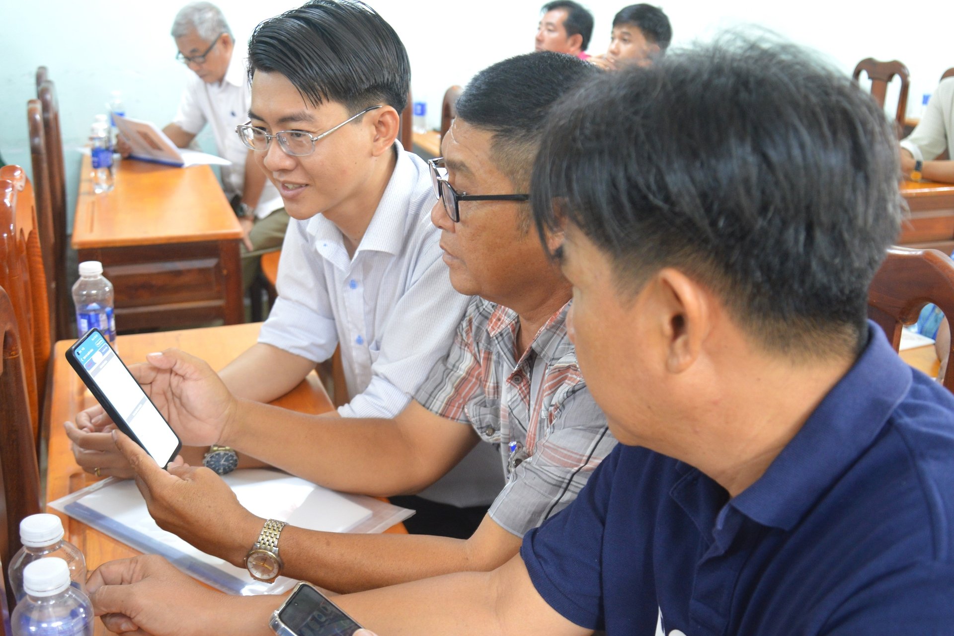 Các ngư dân là thuyền trưởng, chủ tàu cá và doanh nghiệp thu mua, chế biến thủy sản xuất khẩu tìm hiểu quy định về xác nhận, chứng nhận phục vụ truy xuất nguồn gốc thủy sản khai thác trên hệ thống điện tử. Ảnh: Trung Chánh. Các ngư dân là thuyền trưởng, chủ tàu cá và doanh nghiệp thu mua, chế biến thủy sản xuất khẩu tìm hiểu quy định về xác nhận, chứng nhận phục vụ truy xuất nguồn gốc thủy sản khai thác trên hệ thống điện tử. Ảnh: Trung Chánh.