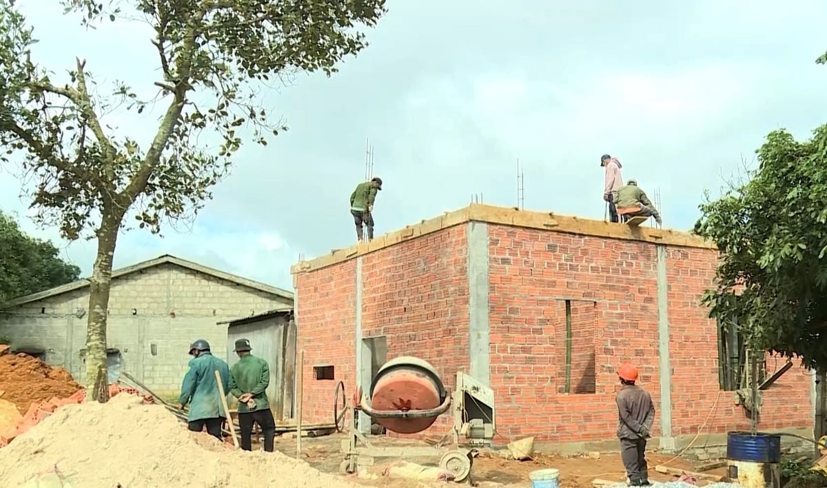 Những ngôi nhà khang trang, kiên cố đang dần được hình thành tại miền núi A Lưới. Ảnh: Văn Dinh. Những ngôi nhà khang trang, kiên cố đang dần được hình thành tại miền núi A Lưới. Ảnh: Văn Dinh.