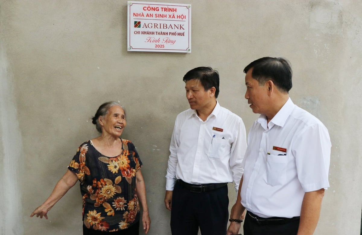 Để xóa nhà tạm, nhà dột nát, huyện A Lưới đã huy động nguồn lực từ nhiều kênh, không chỉ từ ngân sách nhà nước mà còn từ các tổ chức, doanh nghiệp. Ảnh: Văn Dinh. Để xóa nhà tạm, nhà dột nát, huyện A Lưới đã huy động nguồn lực từ nhiều kênh, không chỉ từ ngân sách nhà nước mà còn từ các tổ chức, doanh nghiệp. Ảnh: Văn Dinh.