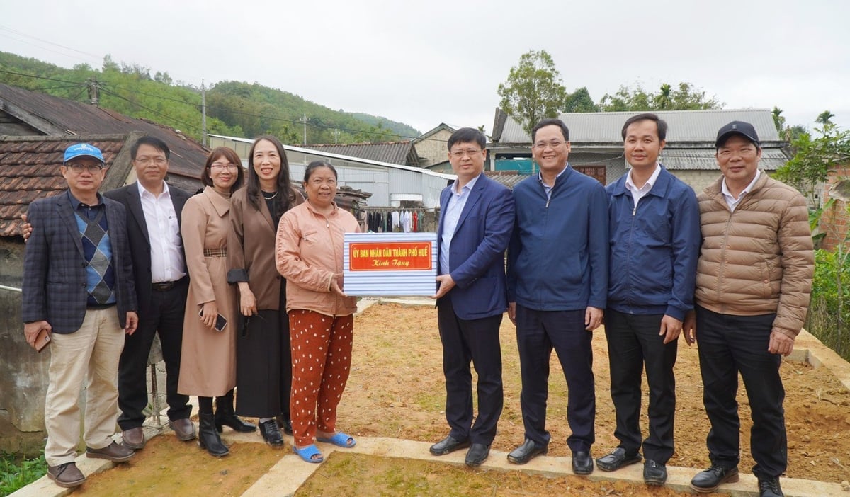 TP Huế đã và đang đầu tư cho vùng đồng bào dân tộc thiểu số và miền núi, đặc biệt là sớm xóa nhà tạm, nhà dột nát tại huyện A Lưới. Ảnh: Văn Dinh. TP Huế đã và đang đầu tư cho vùng đồng bào dân tộc thiểu số và miền núi, đặc biệt là sớm xóa nhà tạm, nhà dột nát tại huyện A Lưới. Ảnh: Văn Dinh.