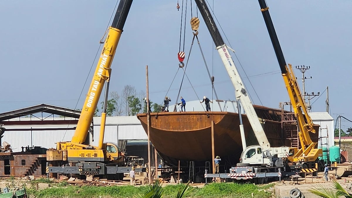 Các công nhân đang hối hả lao động cho kịp tiến độ giao tàu. Ảnh: Đức Hải. Các công nhân đang hối hả lao động cho kịp tiến độ giao tàu. Ảnh: Đức Hải.