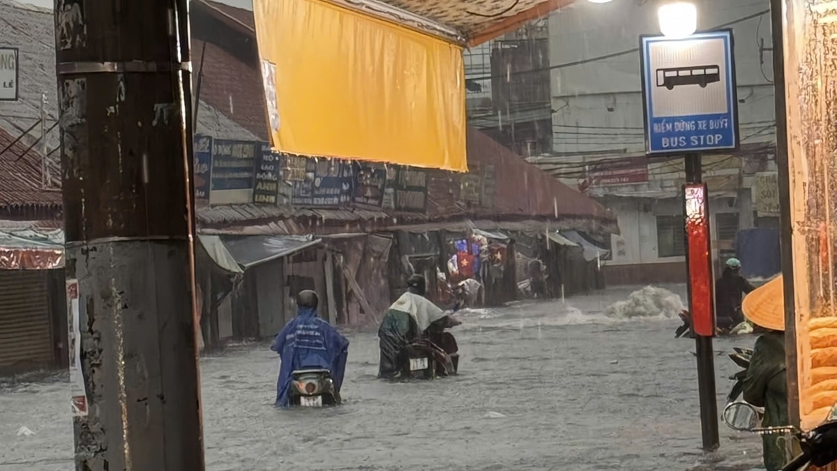 Tại khu vực chợ Thủ Đức, mưa lớn ngập đường, khiến xe nhiều người dân bị chết máy phải dẫn bộ. Ảnh: CTV. Tại khu vực chợ Thủ Đức, mưa lớn ngập đường, khiến xe nhiều người dân bị chết máy phải dẫn bộ. Ảnh: CTV.