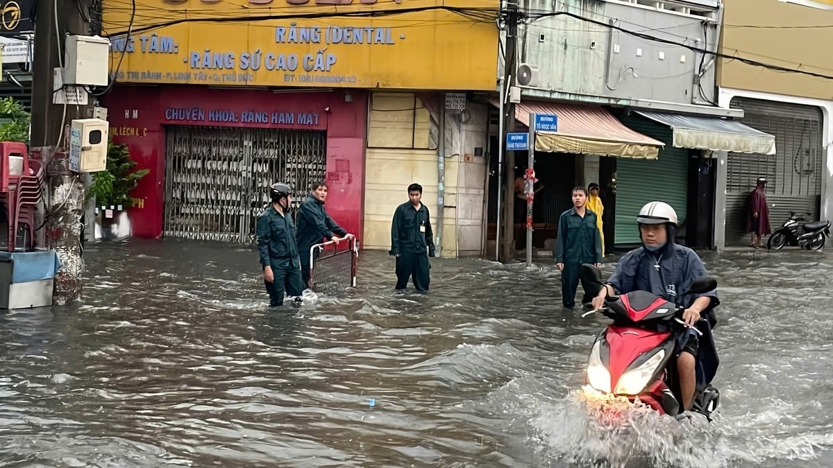 Đến khoảng 9h, mưa dần giảm nhưng nhiều khu vực vẫn chưa thoát khỏi cảnh ngập sâu. Ảnh: CTV. Đến khoảng 9h, mưa dần giảm nhưng nhiều khu vực vẫn chưa thoát khỏi cảnh ngập sâu. Ảnh: CTV.