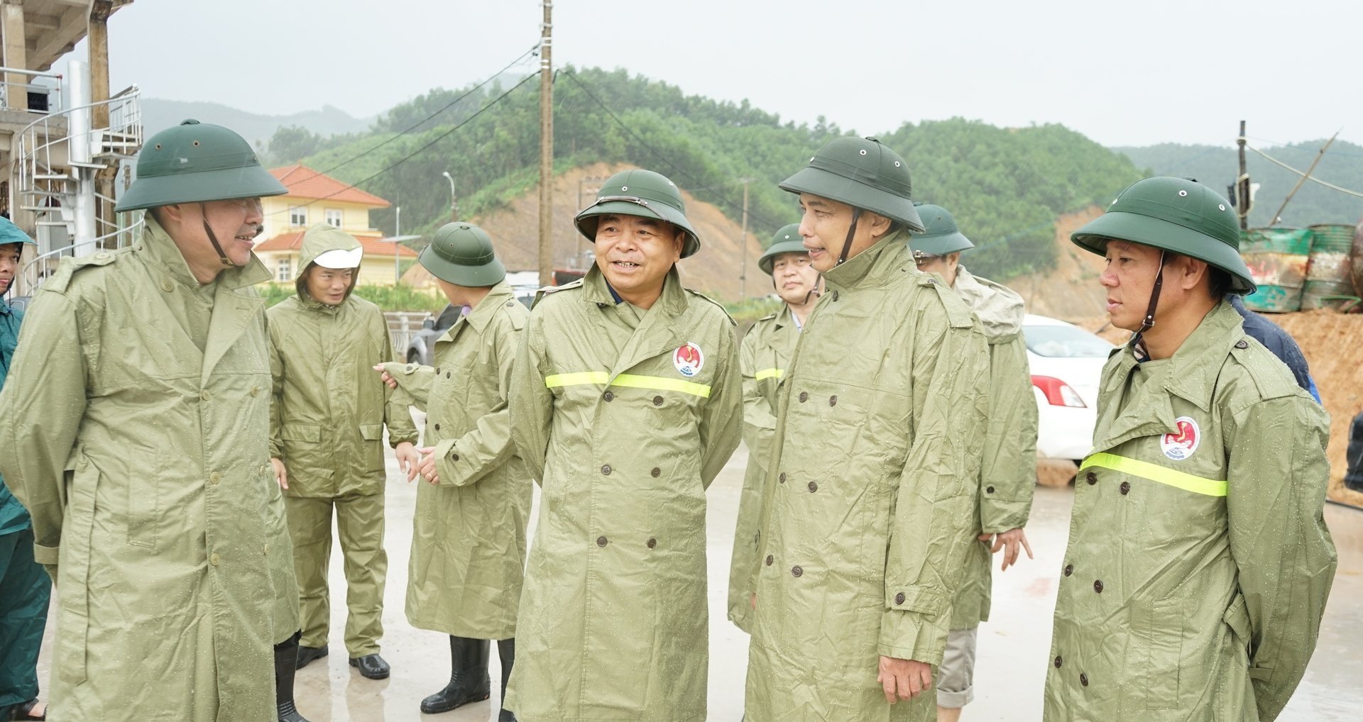 Thứ trưởng Bộ Nông nghiệp và Môi trường Nguyễn Hoàng Hiệp kiểm tra công tác phòng chống bão tại Quảng Ninh. Ảnh: Nguyễn Thành. Thứ trưởng Bộ Nông nghiệp và Môi trường Nguyễn Hoàng Hiệp kiểm tra công tác phòng chống bão tại Quảng Ninh. Ảnh: Nguyễn Thành.