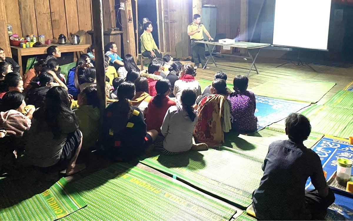 Lực lượng kiểm lâm Bình Định tổ chức tuyên truyền công tác PCCCR cho người dân sống cạnh rừng. Ảnh: V.Đ.T. Lực lượng kiểm lâm Bình Định tổ chức tuyên truyền công tác PCCCR cho người dân sống cạnh rừng. Ảnh: V.Đ.T.