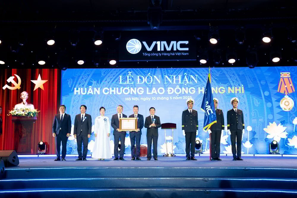 Phó Thủ tướng Hồ Đức Phớc trao Huân chương Lao động hạng Nhì cho Tổng công ty Hàng hải Việt Nam. Ảnh: VIMC. Phó Thủ tướng Hồ Đức Phớc trao Huân chương Lao động hạng Nhì cho Tổng công ty Hàng hải Việt Nam. Ảnh: VIMC.