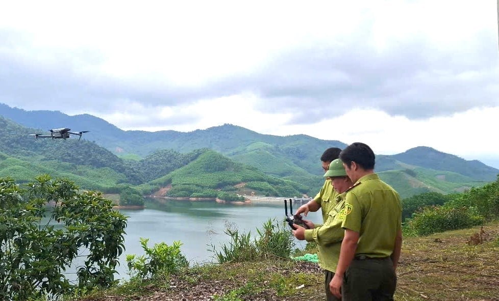 Lực lượng kiểm lâm Bình Định sử dụng thiết bị bay giám sát rừng. Ảnh: V.Đ.T. Lực lượng kiểm lâm Bình Định sử dụng thiết bị bay giám sát rừng. Ảnh: V.Đ.T.