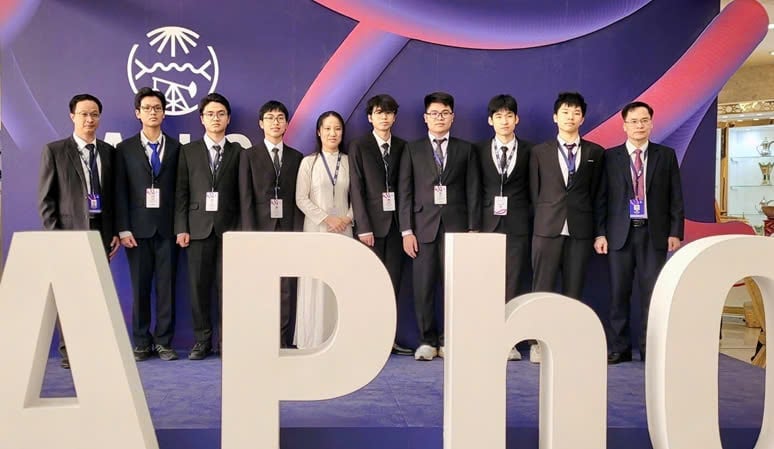 Đội tuyển quốc gia Việt Nam dự thi Olympic Vật lý Châu Á (APhO) năm 2025. Ảnh: Bộ GD-ĐT. Đội tuyển quốc gia Việt Nam dự thi Olympic Vật lý Châu Á (APhO) năm 2025. Ảnh: Bộ GD-ĐT.