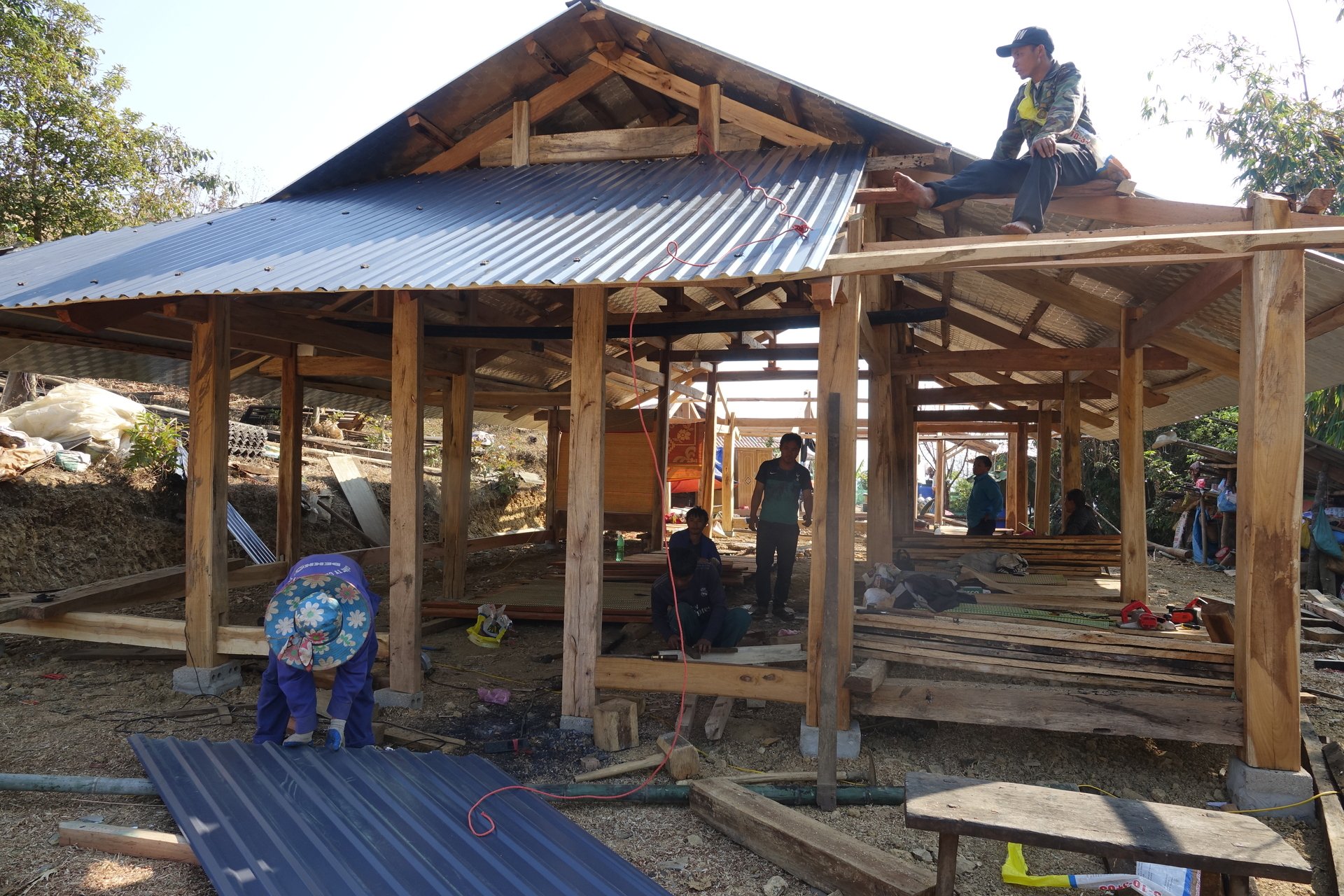 Những buổi chung tay dựng nhà trở thành ngày hội ấm áp tình làng nghĩa xóm của bà con vùng cao. Ảnh: Nguyễn Nga. Những buổi chung tay dựng nhà trở thành ngày hội ấm áp tình làng nghĩa xóm của bà con vùng cao. Ảnh: Nguyễn Nga.