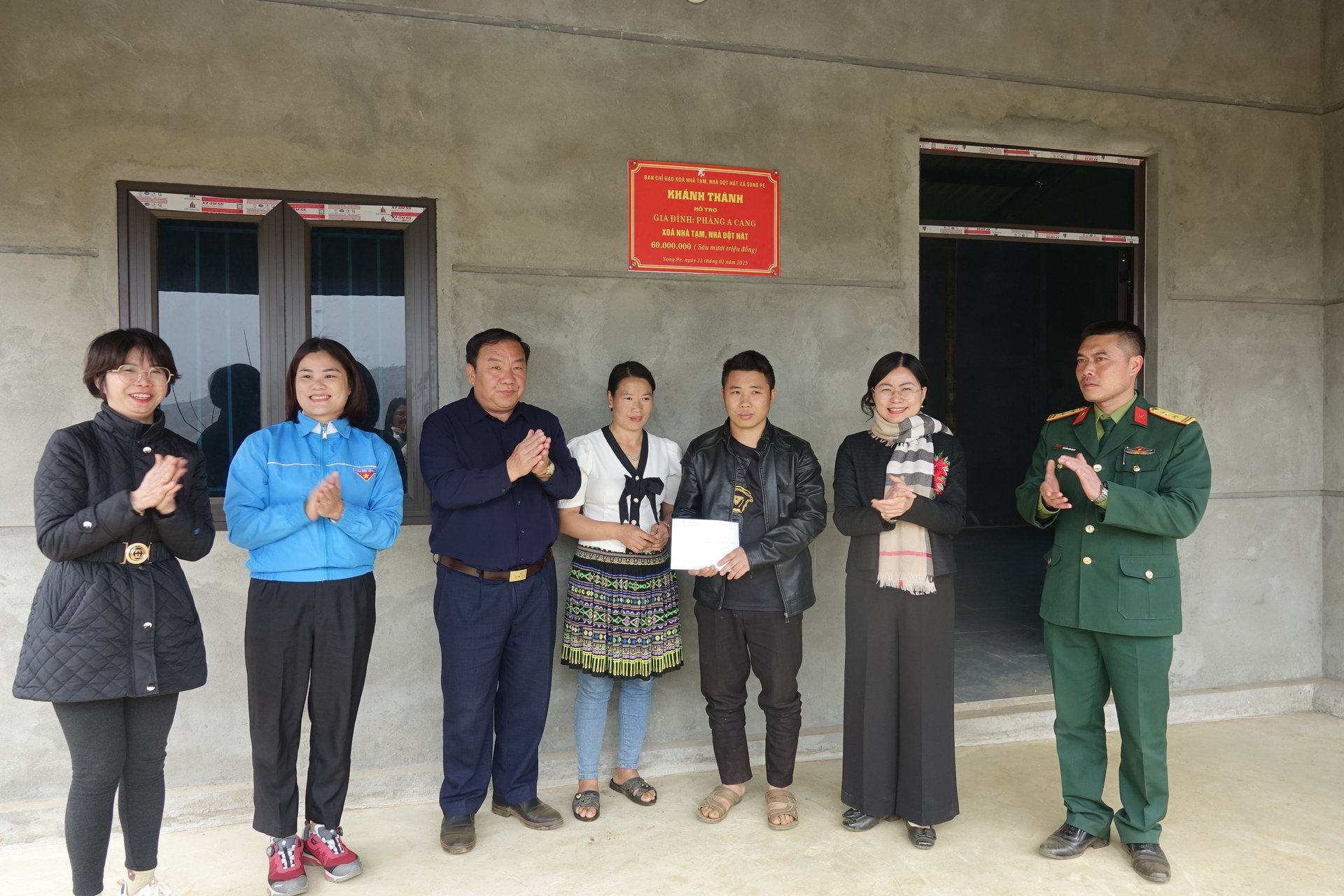 Các đồng chí lãnh đạo tỉnh và huyện Bắc Yên bàn giao căn nhà mới cho gia đình anh Phàng A Cang, xã Song Pe. Ảnh: Nguyễn Nga. Các đồng chí lãnh đạo tỉnh và huyện Bắc Yên bàn giao căn nhà mới cho gia đình anh Phàng A Cang, xã Song Pe. Ảnh: Nguyễn Nga.