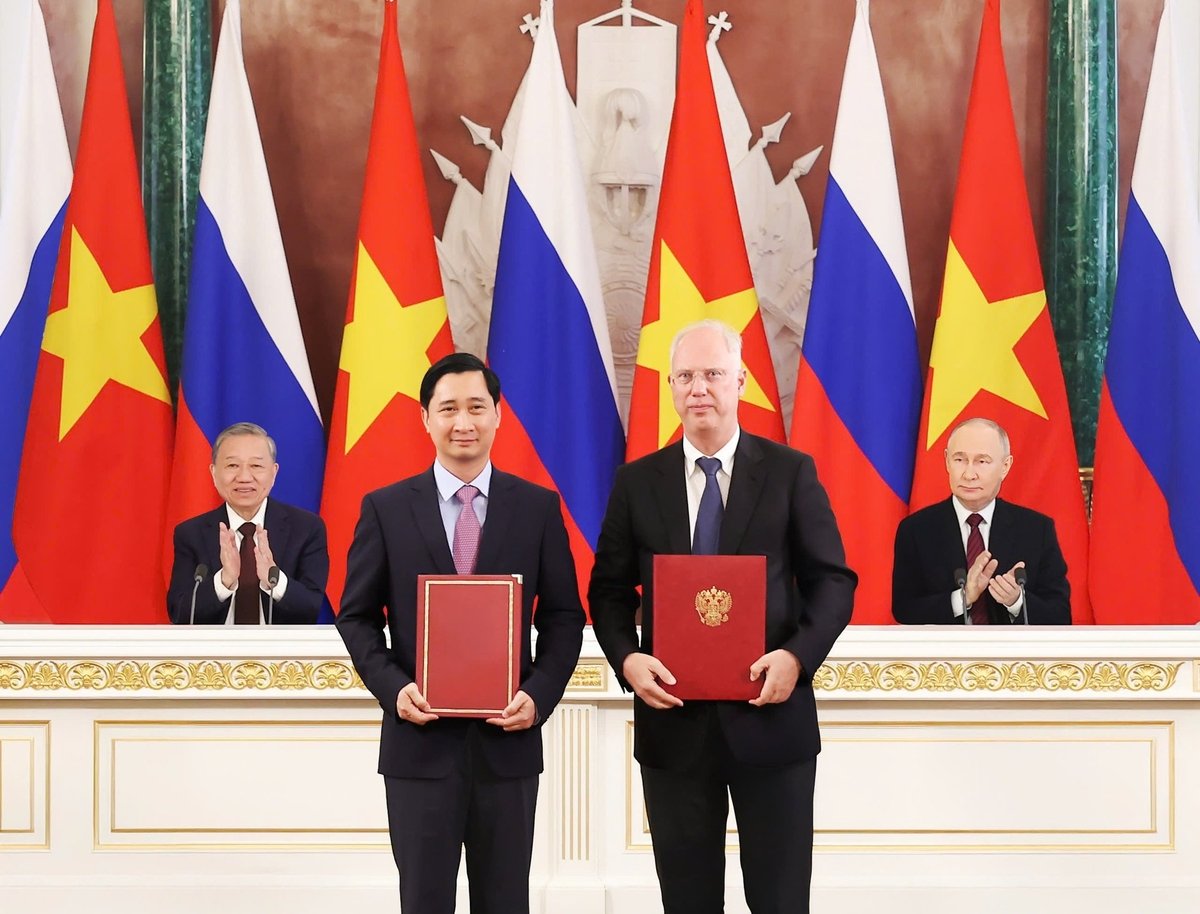 Ông Kirill Dmitriev, Tổng Giám đốc Quỹ Đầu tư Trực tiếp Nga (RDIF), trao đổi văn kiện hợp tác với ông Ngô Chí Dũng, Chủ tịch kiêm Tổng Giám đốc VNVC. Ảnh: Thống Nhất. Ông Kirill Dmitriev, Tổng Giám đốc Quỹ Đầu tư Trực tiếp Nga (RDIF), trao đổi văn kiện hợp tác với ông Ngô Chí Dũng, Chủ tịch kiêm Tổng Giám đốc VNVC. Ảnh: Thống Nhất.
