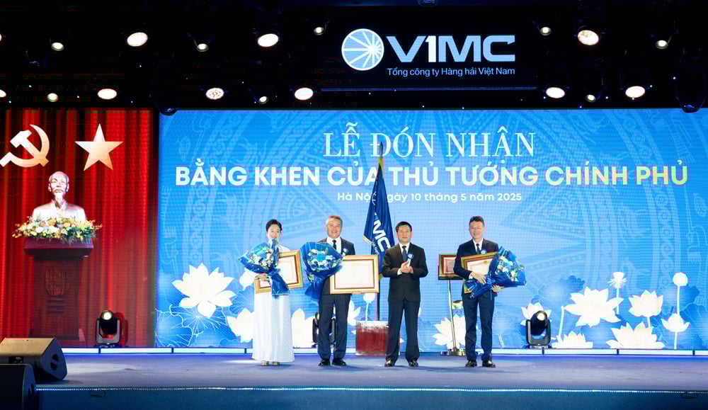 Các tập thể, cá nhân có thành tích xuất sắc được nhận Bằng khen của Thủ tướng Chính phủ. Ảnh: VIMC. Các tập thể, cá nhân có thành tích xuất sắc được nhận Bằng khen của Thủ tướng Chính phủ. Ảnh: VIMC.