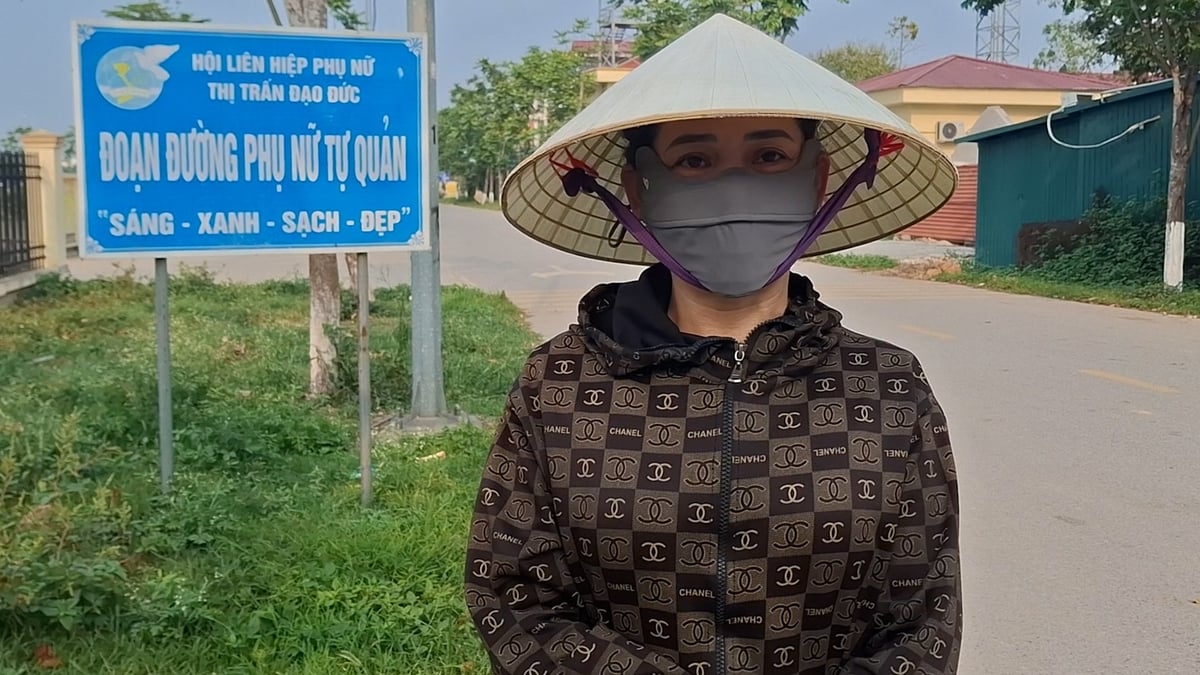 Bà Trần Thị Cảnh, người dân tại thị trấn Đạo Đức mong ngóng nhà máy đi vào hoạt động. Ảnh: Hùng Khang. Bà Trần Thị Cảnh, người dân tại thị trấn Đạo Đức mong ngóng nhà máy đi vào hoạt động. Ảnh: Hùng Khang.