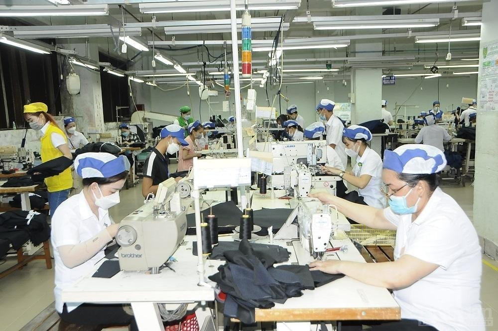 Ngành dệt may đang đặt mục tiêu tăng tỉ lệ sử dụng nguyên liệu nội địa từ khoảng 40% lên 60% để giảm thiểu các vấn đề về nguồn gốc xuất xứ, đồng thời tối ưu chi phí sản xuất. Ảnh: Minh Quang. Ngành dệt may đang đặt mục tiêu tăng tỉ lệ sử dụng nguyên liệu nội địa từ khoảng 40% lên 60% để giảm thiểu các vấn đề về nguồn gốc xuất xứ, đồng thời tối ưu chi phí sản xuất. Ảnh: Minh Quang.