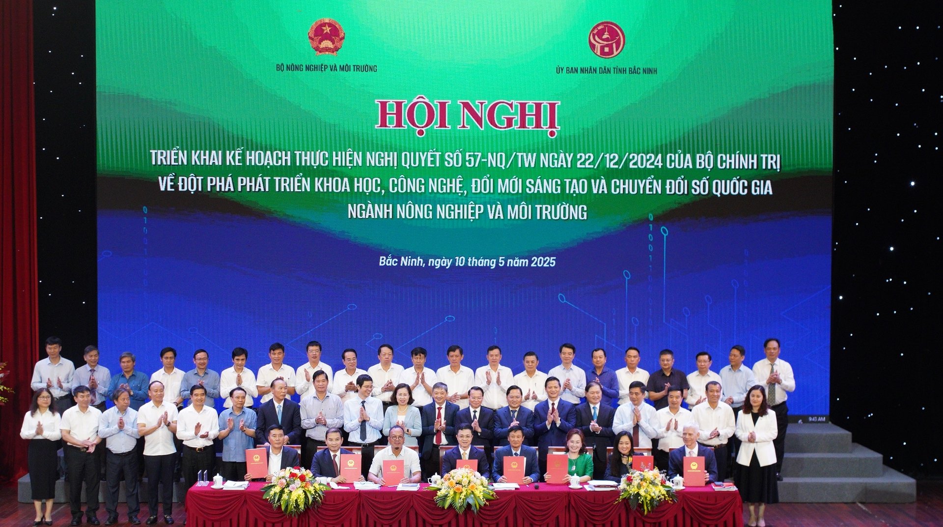 Chủ tịch Đặng Huỳnh Ức My (hàng đầu, thứ 3 từ phải sang) đại diện AgriS ký kết Biên bản ghi nhớ hợp tác với Bộ NN-MT triển khai một số nội dung của Nghị quyết 57-NQ/TW. Chủ tịch Đặng Huỳnh Ức My (hàng đầu, thứ 3 từ phải sang) đại diện AgriS ký kết Biên bản ghi nhớ hợp tác với Bộ NN-MT triển khai một số nội dung của Nghị quyết 57-NQ/TW.