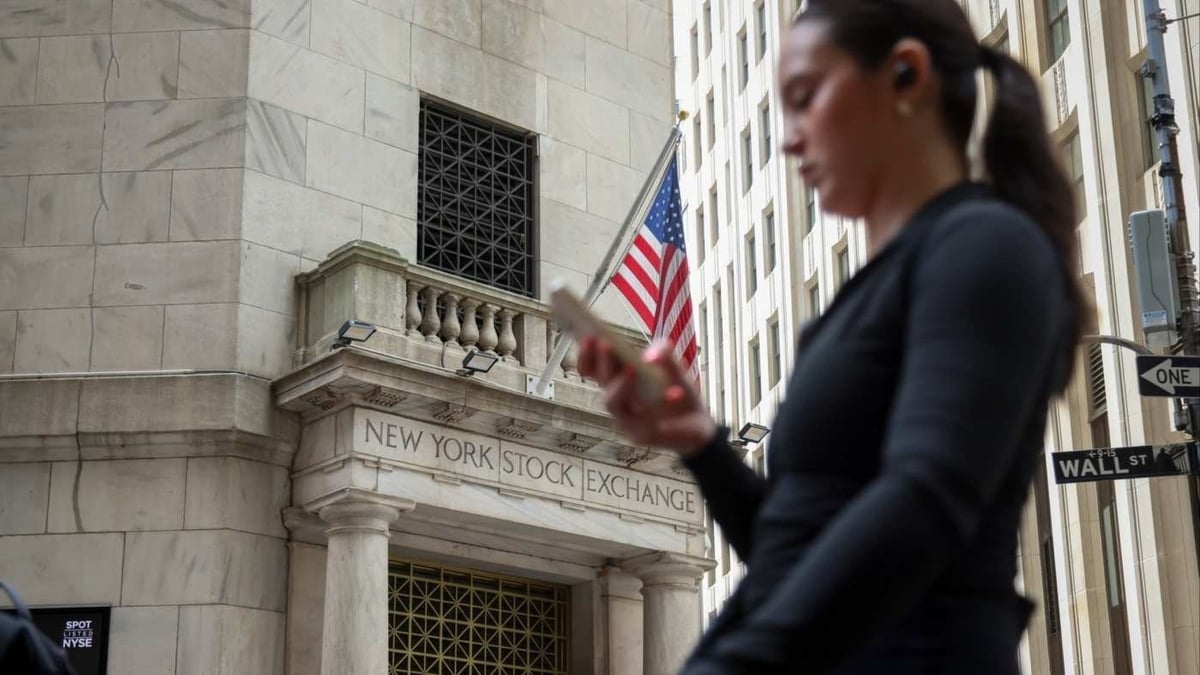 Một cuộc khảo sát của Bank of America cho thấy, các nhà đầu tư đã thực hiện đợt cắt giảm lớn nhất từ trước đến nay đối với phân bổ vốn chủ sở hữu vào tháng 3/2025. Ảnh: Bloomberg. Một cuộc khảo sát của Bank of America cho thấy, các nhà đầu tư đã thực hiện đợt cắt giảm lớn nhất từ trước đến nay đối với phân bổ vốn chủ sở hữu vào tháng 3/2025. Ảnh: Bloomberg.