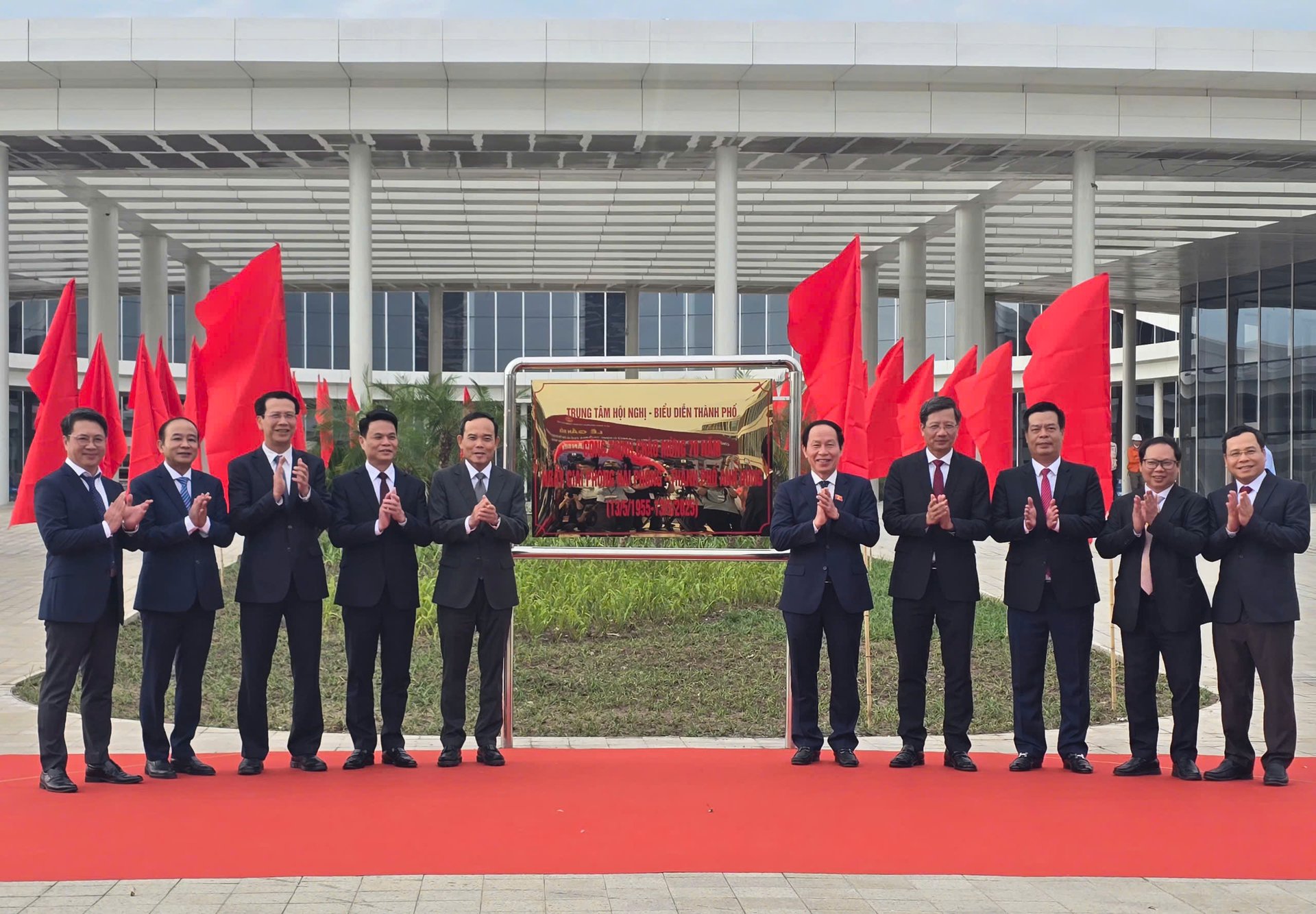 Ông Trần Lưu Quang - Bí thưTrung ương Đảng, Trưởng Ban Chính sách, Chiến lược Trung ương (thứ 5 từ trái sang) tham dự Lễ gắn biển dự án Trung tâm Chính trị - Hành chính và Trung tâm Hội nghị - Biểu diễn thành phố Hải Phòng. Ảnh: Đinh Mười. Ông Trần Lưu Quang - Bí thưTrung ương Đảng, Trưởng Ban Chính sách, Chiến lược Trung ương (thứ 5 từ trái sang) tham dự Lễ gắn biển dự án Trung tâm Chính trị - Hành chính và Trung tâm Hội nghị - Biểu diễn thành phố Hải Phòng. Ảnh: Đinh Mười.
