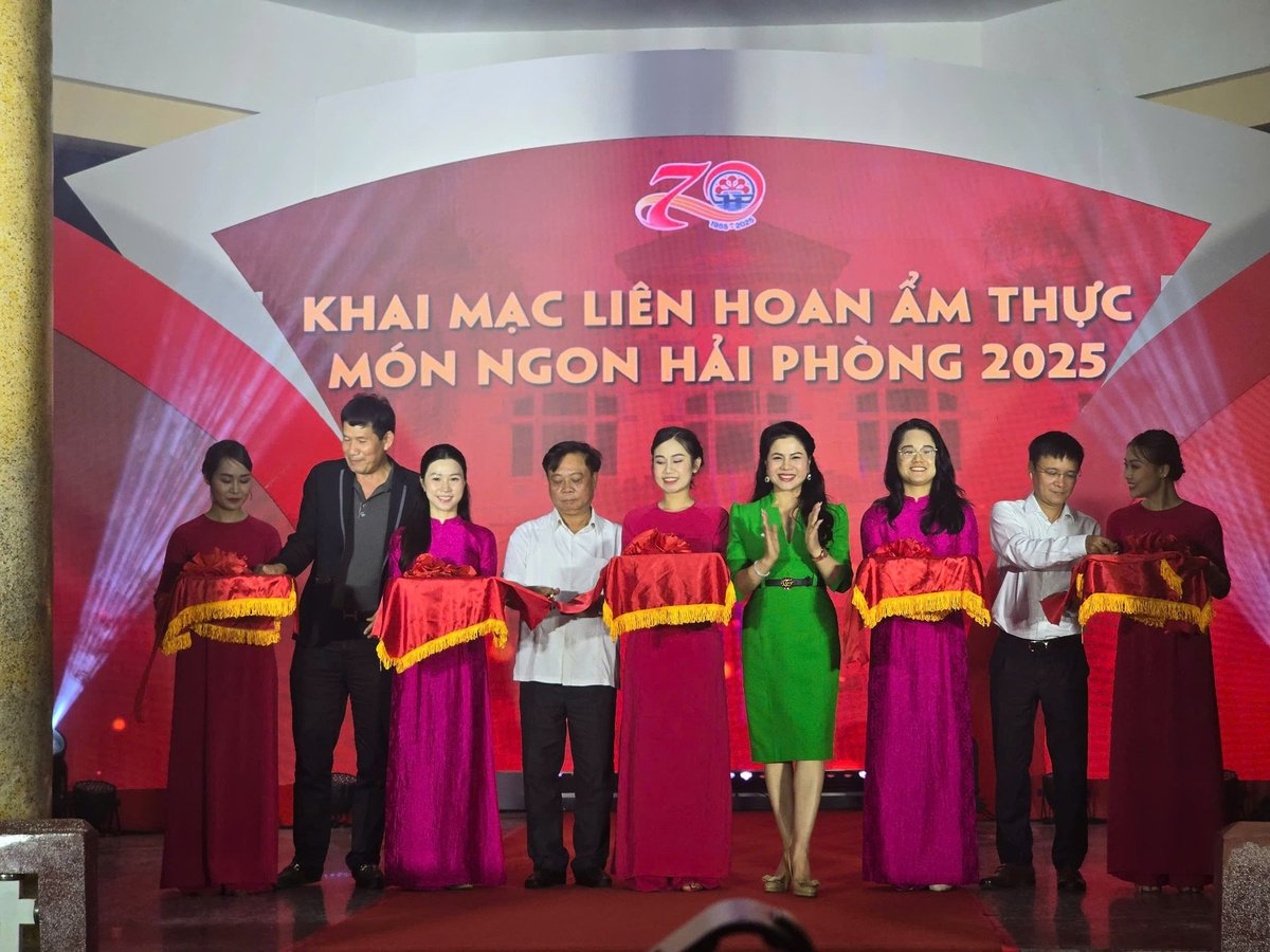 Bà Trần Thị Hoàng Mai (áo xanh) - Giám đốc Sở Văn hóa, Thể thao và Du lịch Hải Phòng tham gia cắt băng khai mạc Liên hoan ẩm thực món ngon. Ảnh: Đinh Mười Bà Trần Thị Hoàng Mai (áo xanh) - Giám đốc Sở Văn hóa, Thể thao và Du lịch Hải Phòng tham gia cắt băng khai mạc Liên hoan ẩm thực món ngon. Ảnh: Đinh Mười