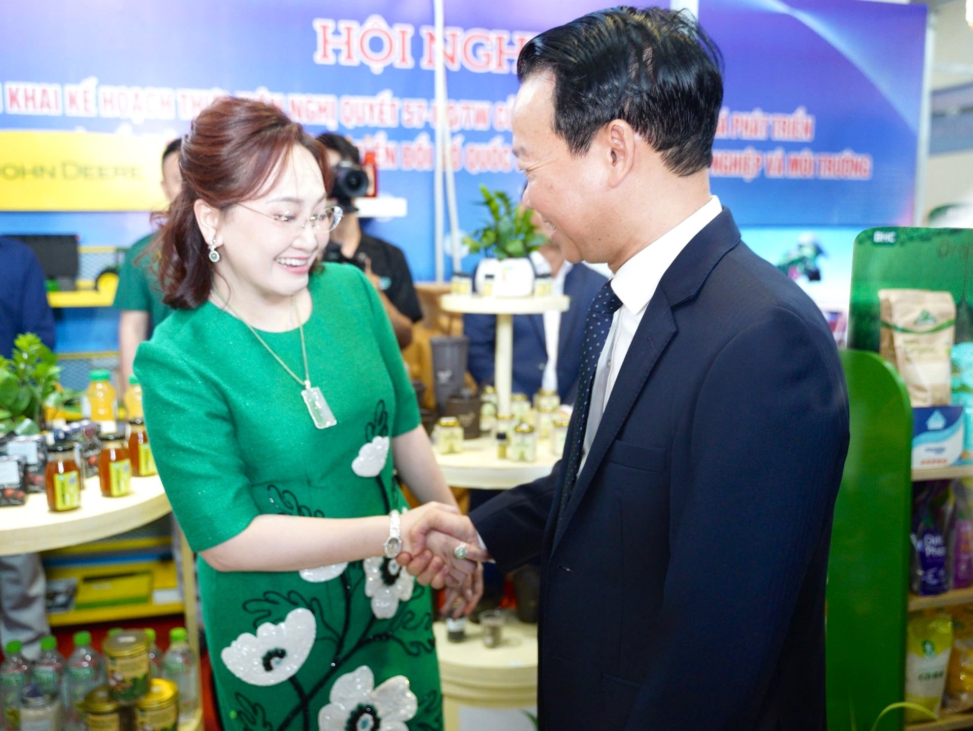Chủ tịch TTC AgriS Đặng Huỳnh Ức My chia sẻ với Bộ trưởng Bộ NN-MT Đỗ Đức Duy về các giải pháp của AgriS trong chuyển đổi số nông nghiệp, hướng tới Net Zero năm 2035. Chủ tịch TTC AgriS Đặng Huỳnh Ức My chia sẻ với Bộ trưởng Bộ NN-MT Đỗ Đức Duy về các giải pháp của AgriS trong chuyển đổi số nông nghiệp, hướng tới Net Zero năm 2035.