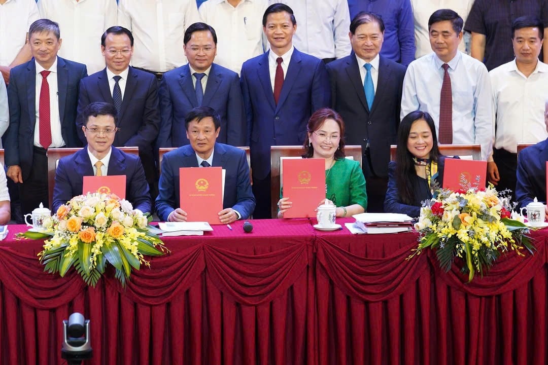 Bà Đặng Huỳnh Ức My - Chủ tịch AgriS - trong phiên ký kết Biên bản ghi nhớ (MOU) phối hợp với Bộ NN-MT về triển khai Nghị quyết 57-NQ/TW về chuyển đổi số trong nông nghiệp. Bà Đặng Huỳnh Ức My - Chủ tịch AgriS - trong phiên ký kết Biên bản ghi nhớ (MOU) phối hợp với Bộ NN-MT về triển khai Nghị quyết 57-NQ/TW về chuyển đổi số trong nông nghiệp.