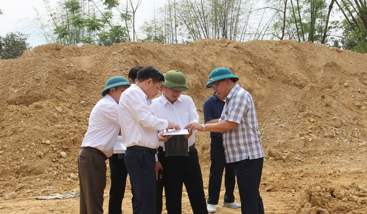 Đoàn công tác UBND tỉnh Sơn La kiểm tra hoạt động khoáng sản tại huyện Mường La. Ảnh: Nguyễn Nga. Đoàn công tác UBND tỉnh Sơn La kiểm tra hoạt động khoáng sản tại huyện Mường La. Ảnh: Nguyễn Nga.