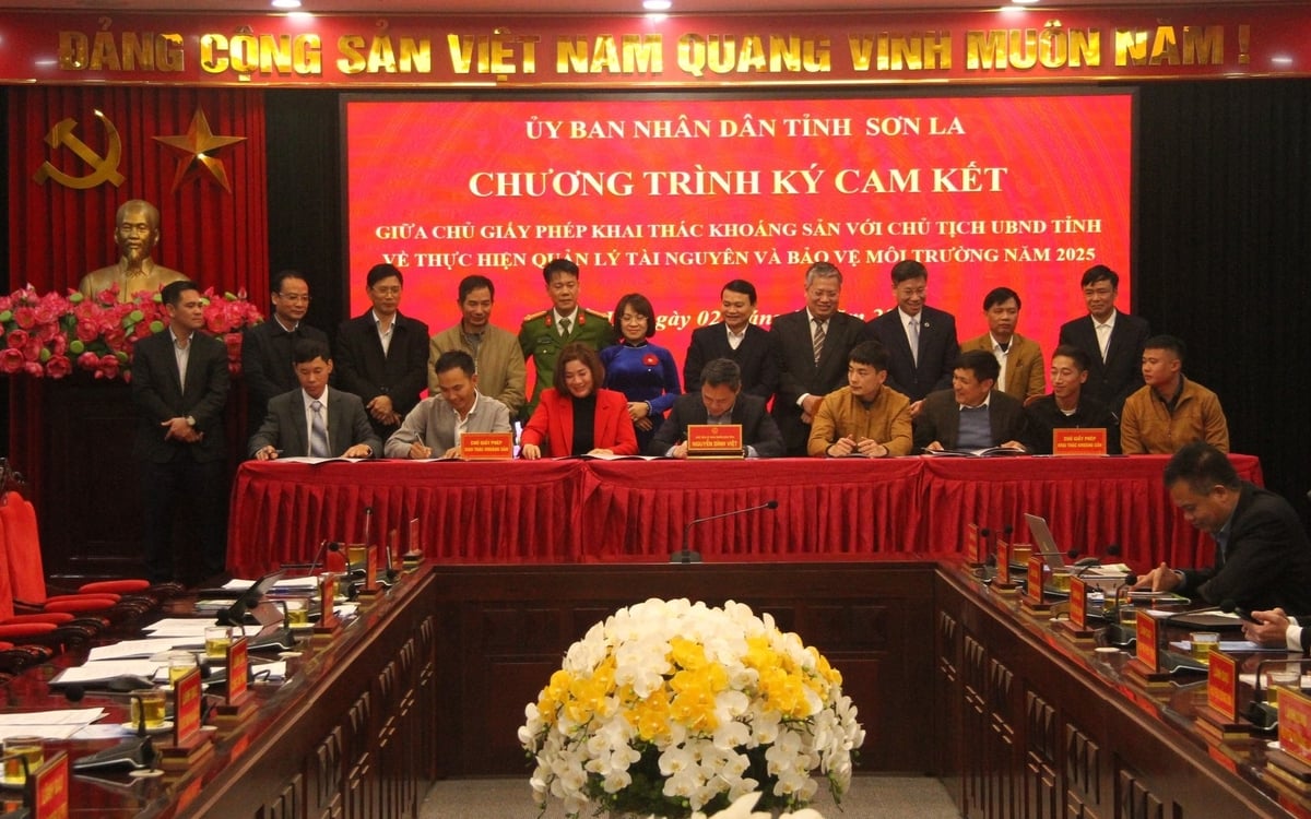 Ngay từ đầu năm, UBND tỉnh Sơn La đã tổ chức ký cam kết giữa chủ giấy phép khai thác khoáng sản với Chủ tịch UBND tỉnh về quản lý tài nguyên, bảo vệ môi trường. Ảnh: Nguyễn Nga. Ngay từ đầu năm, UBND tỉnh Sơn La đã tổ chức ký cam kết giữa chủ giấy phép khai thác khoáng sản với Chủ tịch UBND tỉnh về quản lý tài nguyên, bảo vệ môi trường. Ảnh: Nguyễn Nga.