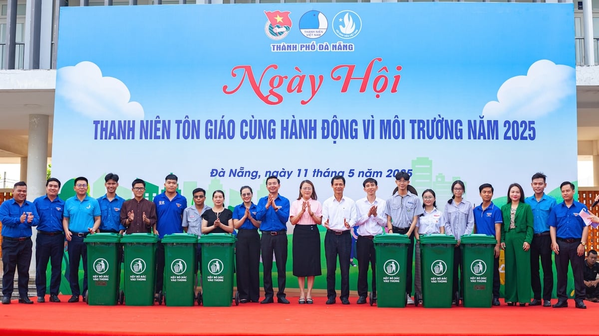 Thành Đoàn - Hội Liên hiệp Thanh niên (LHTN) Việt Nam thành phố trao tặng thùng rác bảo vệ môi trường. Ảnh: Phạm Huy. Thành Đoàn - Hội Liên hiệp Thanh niên (LHTN) Việt Nam thành phố trao tặng thùng rác bảo vệ môi trường. Ảnh: Phạm Huy.