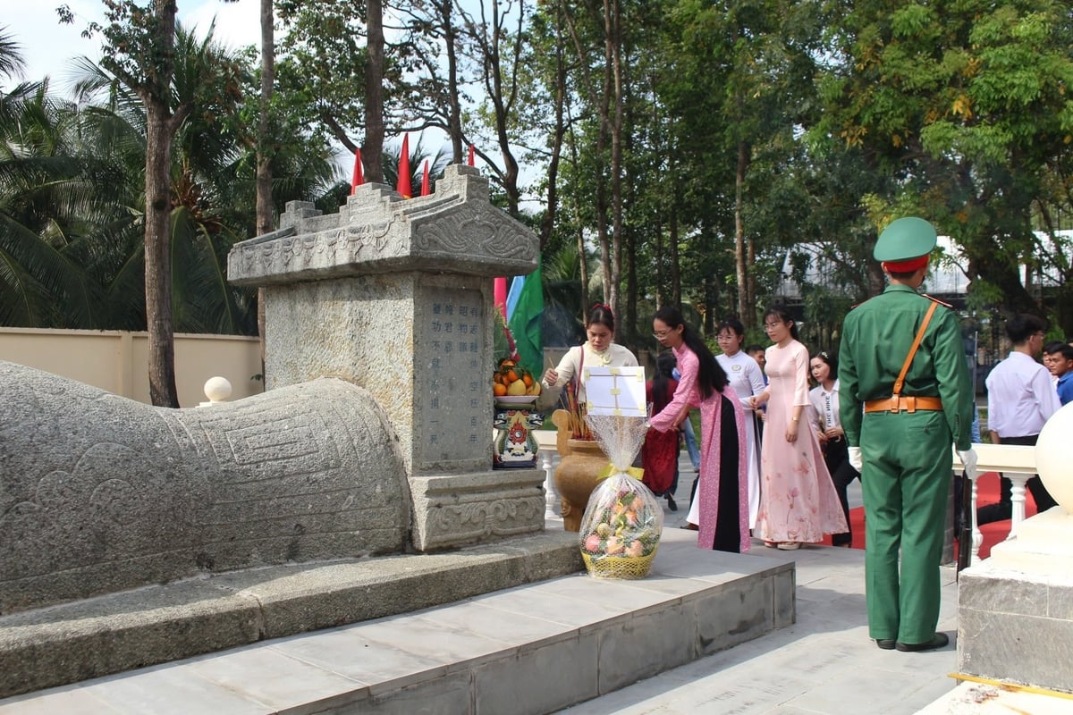 Thắp hương tại Mộ của Thủ khoa Nguyễn Hữu Huân. Ảnh: Minh Đảm. Thắp hương tại Mộ của Thủ khoa Nguyễn Hữu Huân. Ảnh: Minh Đảm.