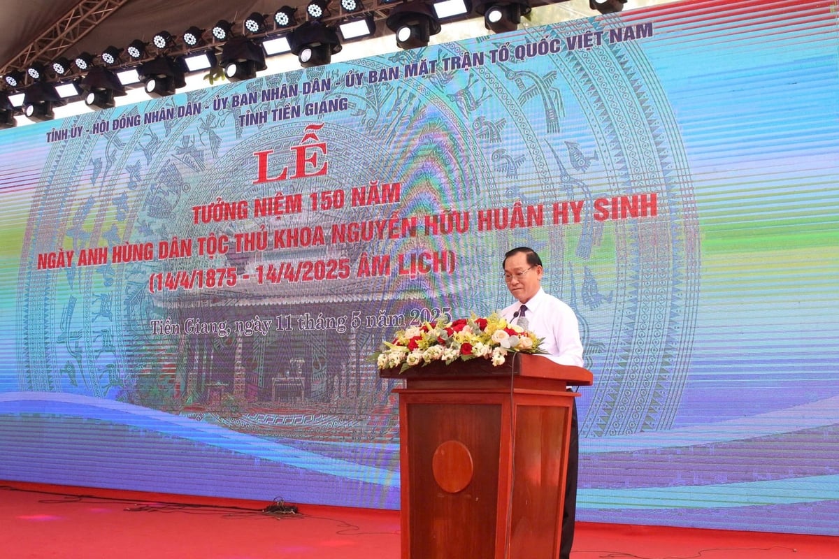 Ông Nguyễn Văn Vĩnh, Chủ tịch UBND tỉnh Tiền Giang đọc diễn văn ôn lại những công lao đóng góp của Anh hùng dân tộc Nguyễn Hữu Huân. Ảnh: Minh Đảm. Ông Nguyễn Văn Vĩnh, Chủ tịch UBND tỉnh Tiền Giang đọc diễn văn ôn lại những công lao đóng góp của Anh hùng dân tộc Nguyễn Hữu Huân. Ảnh: Minh Đảm.