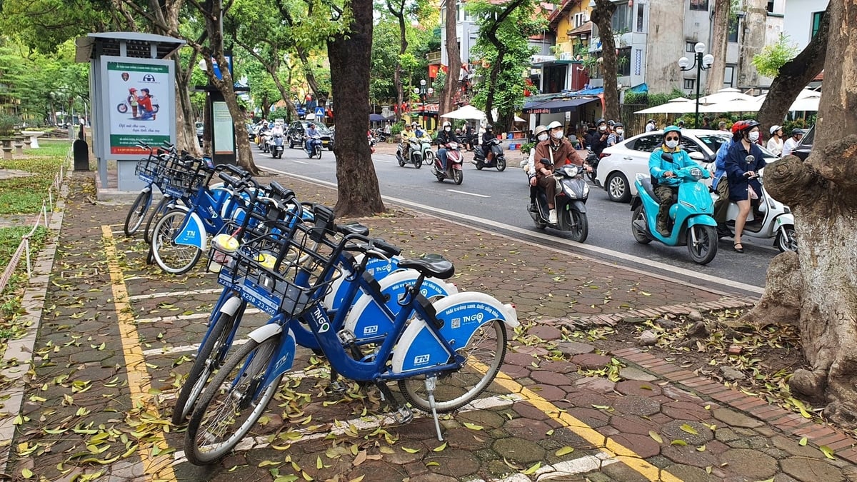 Trạm xe đạp công cộng trên phố Phan Đình Phùng, quận Ba Đình luôn thu hút đông đảo du khách trong nước và quốc tế thuê sử dụng. Ảnh: Xuân Vũ. Trạm xe đạp công cộng trên phố Phan Đình Phùng, quận Ba Đình luôn thu hút đông đảo du khách trong nước và quốc tế thuê sử dụng. Ảnh: Xuân Vũ.
