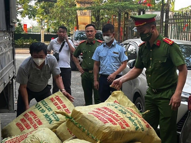 Tổ công tác thu giữ số tang vật không rõ nguồn gốc. Ảnh: Công an TP Hà Nội. Tổ công tác thu giữ số tang vật không rõ nguồn gốc. Ảnh: Công an TP Hà Nội.