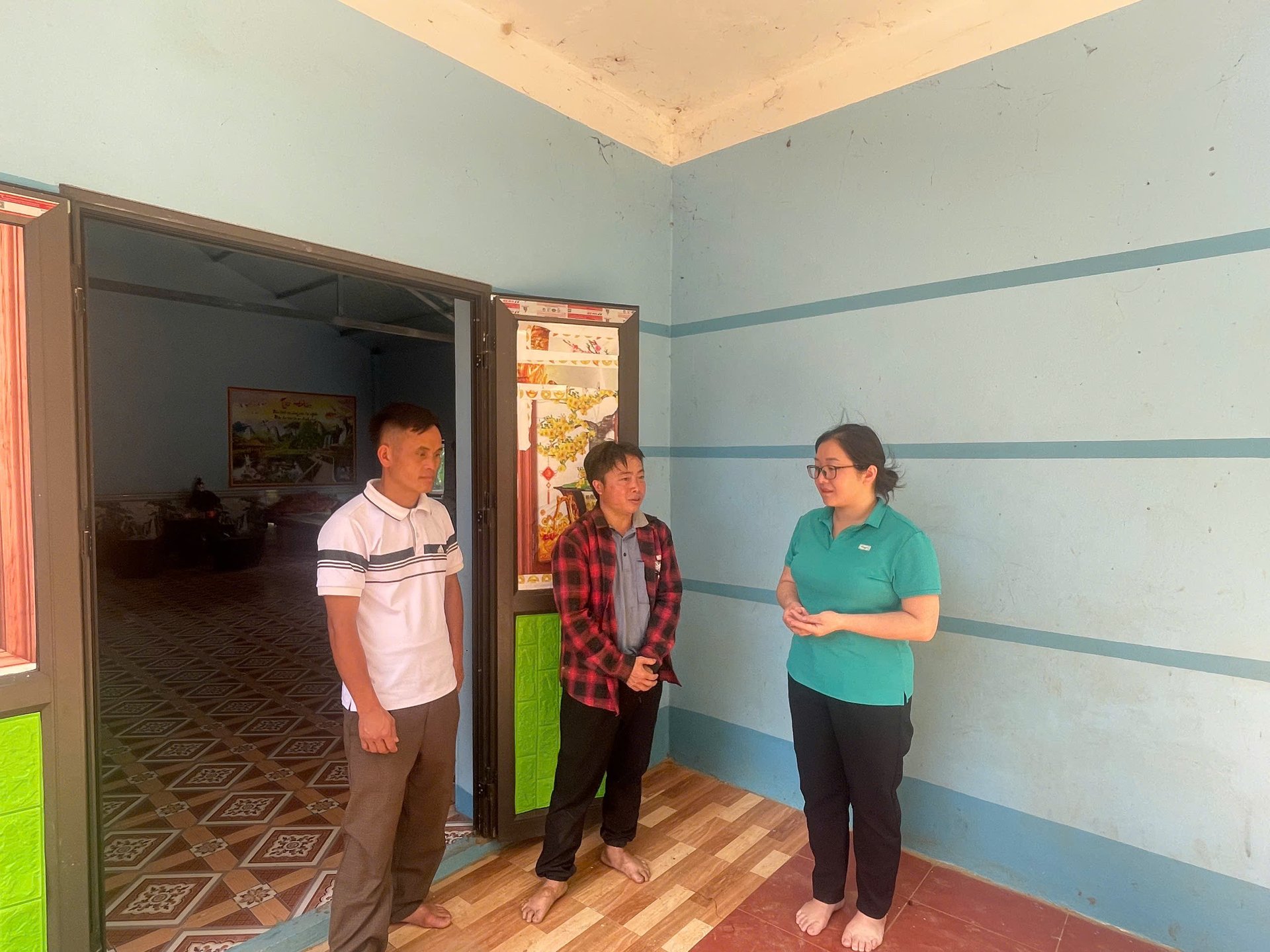 Anh Thào A Dênh chia sẻ với cán bộ xã Hồng Ngài về cuộc sống sau khi được hỗ trợ xóa nhà tạm. Ảnh: Nguyễn Nga. Anh Thào A Dênh chia sẻ với cán bộ xã Hồng Ngài về cuộc sống sau khi được hỗ trợ xóa nhà tạm. Ảnh: Nguyễn Nga.