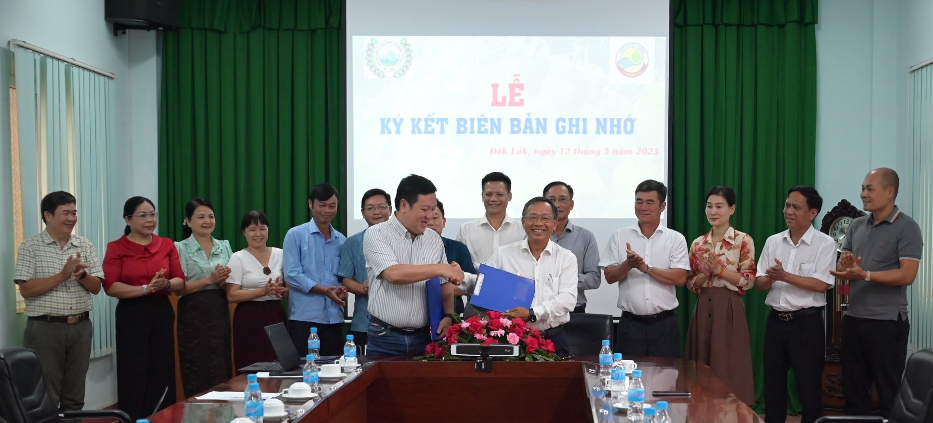 TS Phan Việt Hà, Phó Viện trưởng phụ trách Viện Khoa học kỹ thuật Nông lâm nghiệp Tây Nguyên và ông Vũ Đức Côn, Chủ tịch Hiệp hội sầu riêng Đắk Lắk ký kết hợp tác. Ảnh: Phạm Hoài. TS Phan Việt Hà, Phó Viện trưởng phụ trách Viện Khoa học kỹ thuật Nông lâm nghiệp Tây Nguyên và ông Vũ Đức Côn, Chủ tịch Hiệp hội sầu riêng Đắk Lắk ký kết hợp tác. Ảnh: Phạm Hoài.