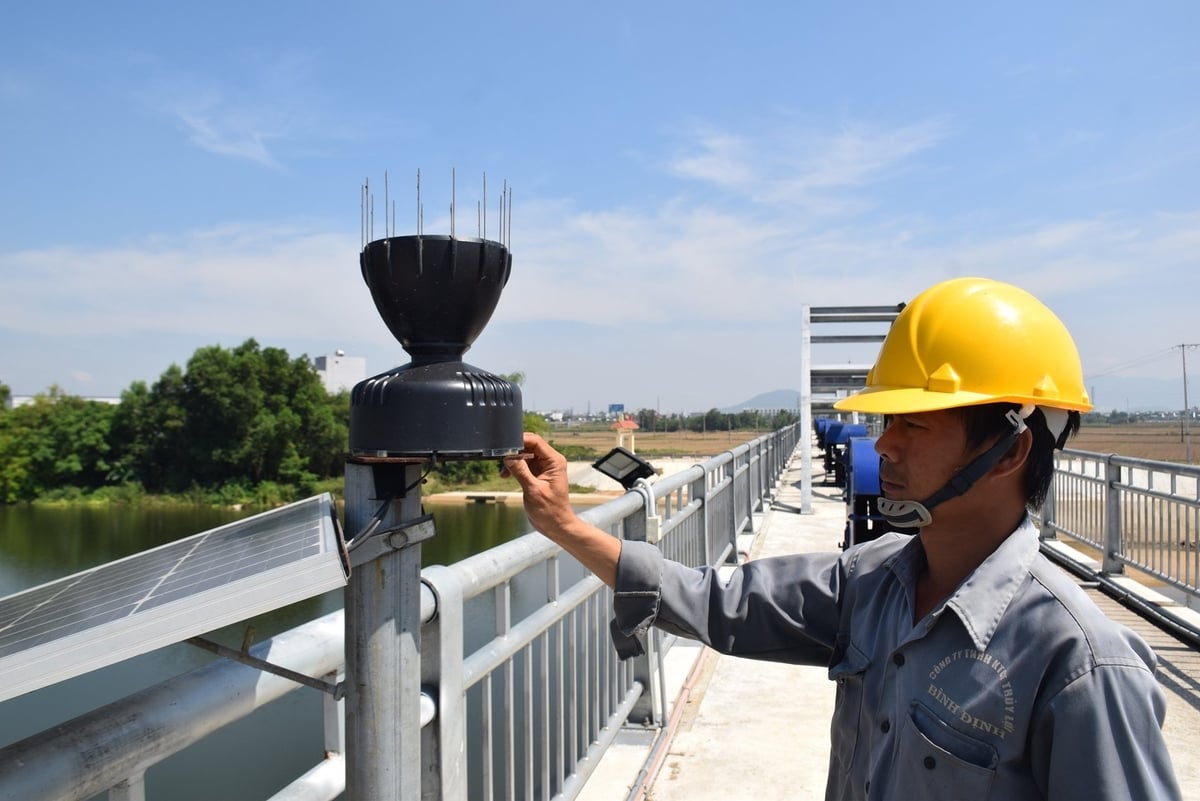 Anh Nguyễn Uyên Thiện, tổ trưởng tổ thủy nông đập Thạnh Hòa 1, đứng bên thiết bị đo mực nước tại công trình. Ảnh: V.Đ.T. Anh Nguyễn Uyên Thiện, tổ trưởng tổ thủy nông đập Thạnh Hòa 1, đứng bên thiết bị đo mực nước tại công trình. Ảnh: V.Đ.T.
