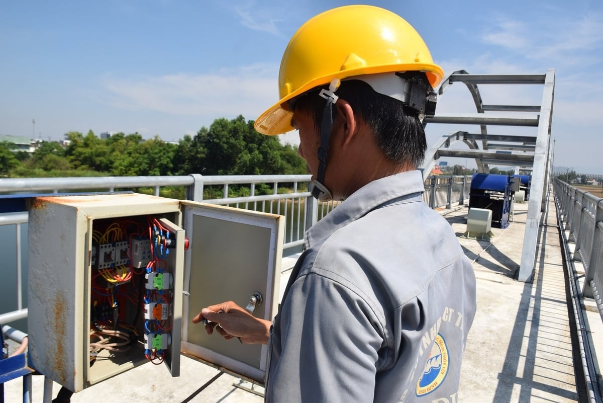 Anh Nguyễn Uyên Thiện bấm nút vận hành mở cửa đập. Ảnh: V.Đ.T. Anh Nguyễn Uyên Thiện bấm nút vận hành mở cửa đập. Ảnh: V.Đ.T.
