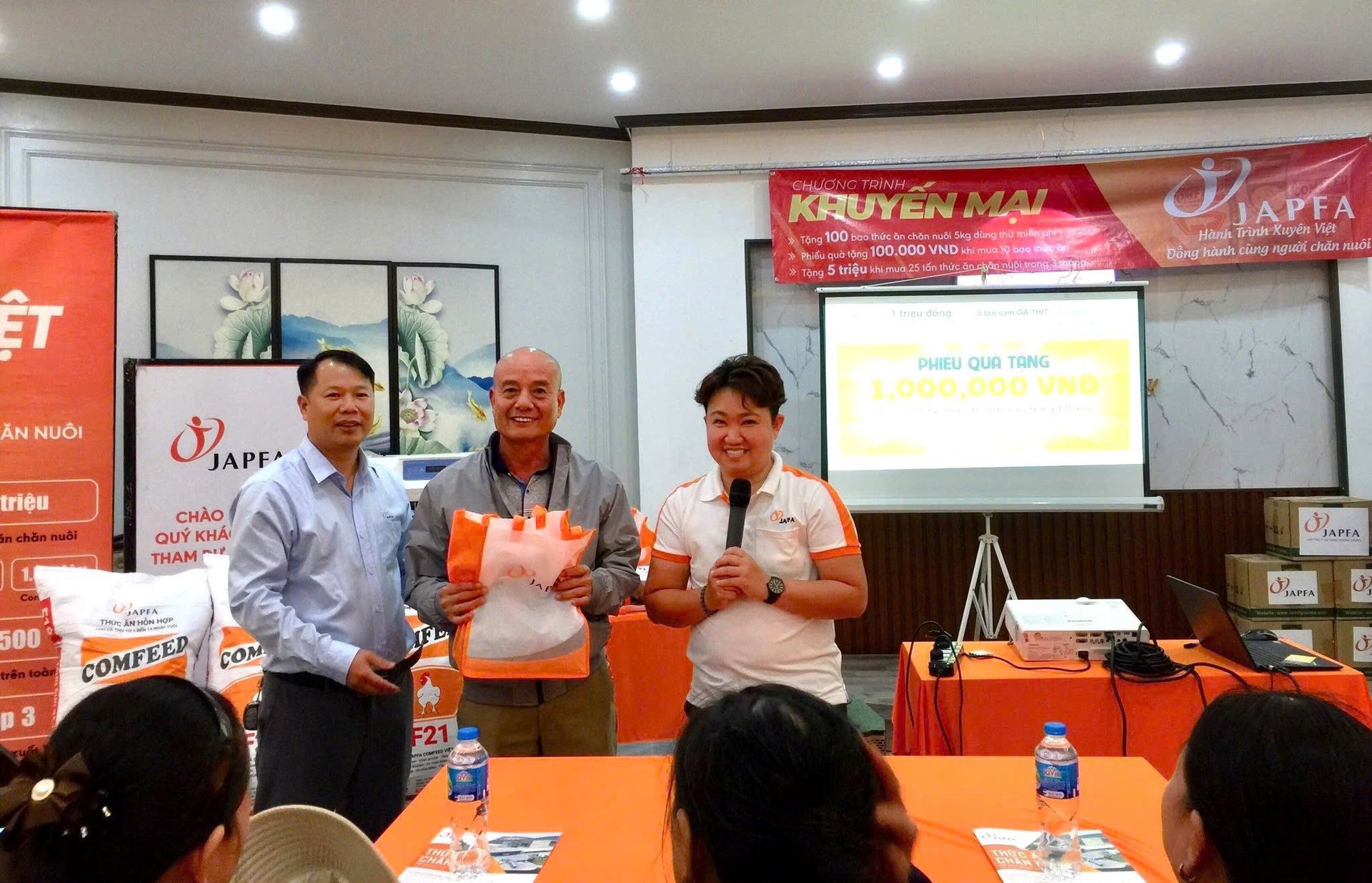 Công ty Japfa phối hợp với Nhà phân phối Nguyễn Xuân Long tổ chức hội thảo chia sẻ kiến thức đến người chăn nuôi tại Chương Mỹ (Hà Nội) vào tháng 11/2024. Công ty Japfa phối hợp với Nhà phân phối Nguyễn Xuân Long tổ chức hội thảo chia sẻ kiến thức đến người chăn nuôi tại Chương Mỹ (Hà Nội) vào tháng 11/2024.