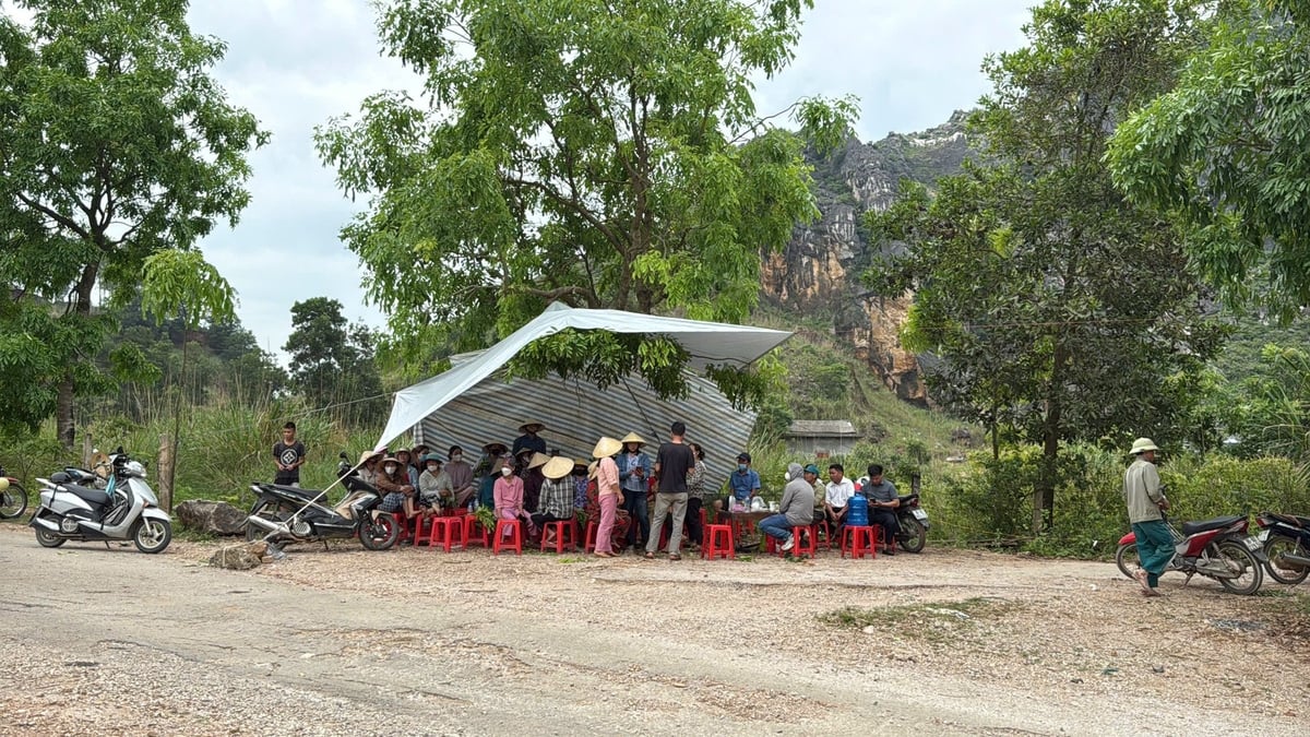 Người dân xã Đông Nam dựng lều ngăn chặn xe chở rác vào bãi tập kết rác. Ảnh: Thanh Tâm Người dân xã Đông Nam dựng lều ngăn chặn xe chở rác vào bãi tập kết rác. Ảnh: Thanh Tâm