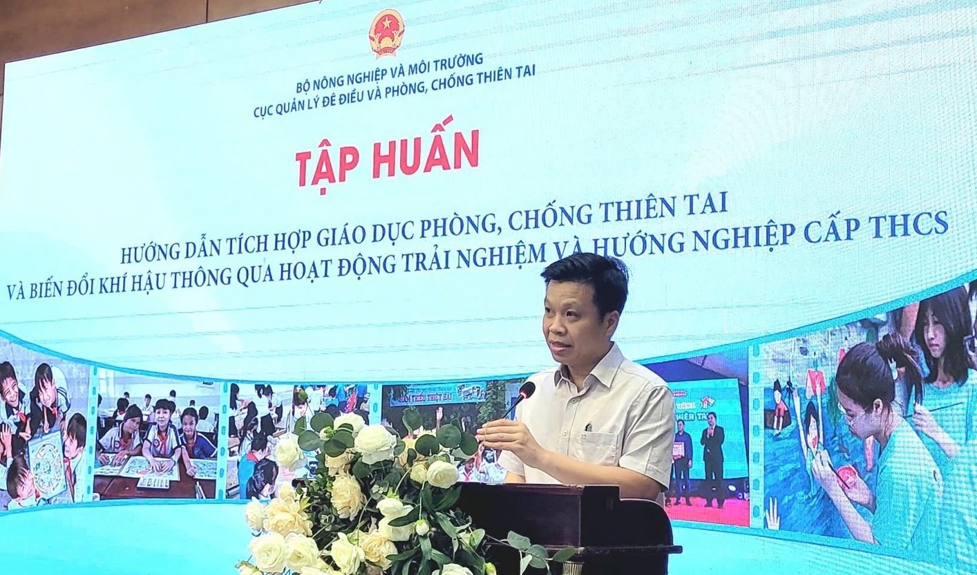 Đại diện Cục Quản lý đê điều và Phòng, chống thiên thông tin tổng quan về biến đổi khí hậu. Ảnh: H.Đ. Đại diện Cục Quản lý đê điều và Phòng, chống thiên thông tin tổng quan về biến đổi khí hậu. Ảnh: H.Đ.
