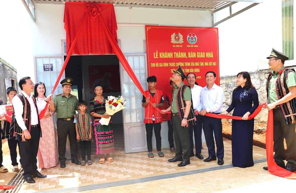 Trung tướng Phạm Thế Tùng, Thứ trưởng Bộ Công an cùng lãnh đạo tỉnh Đắk Nông trao nhà cho hộ nghèo ở xã Đắk Nia, Thành phố Gia Nghĩa, tỉnh Đắk Nông. Ảnh: Phạm Hoài. Trung tướng Phạm Thế Tùng, Thứ trưởng Bộ Công an cùng lãnh đạo tỉnh Đắk Nông trao nhà cho hộ nghèo ở xã Đắk Nia, Thành phố Gia Nghĩa, tỉnh Đắk Nông. Ảnh: Phạm Hoài.